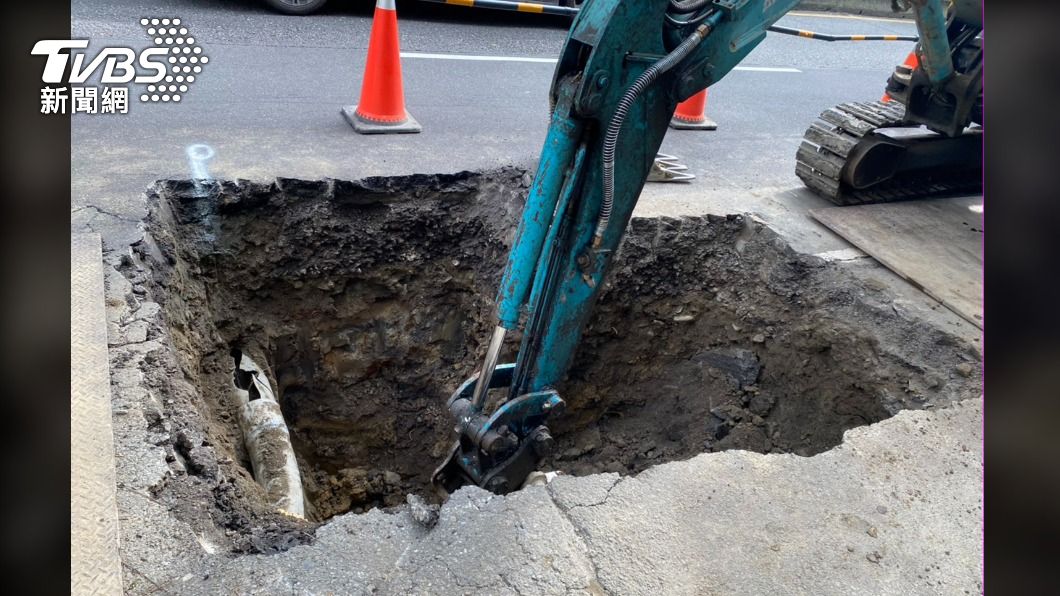 北市光復北路驚見3公尺深坑洞 工程單位搶修中