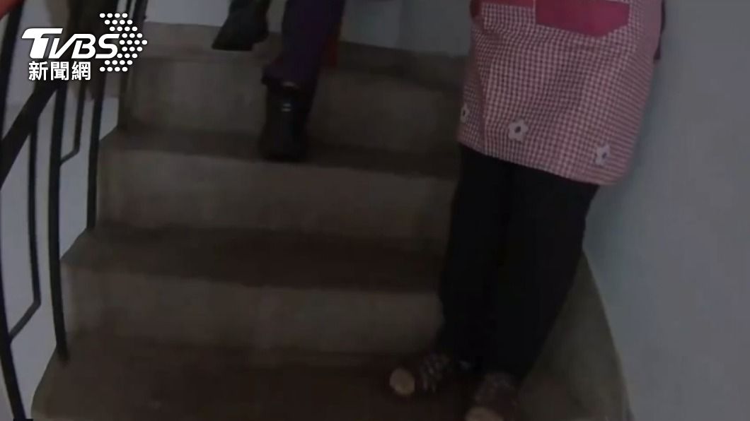 婦人穿著圍裙逃生。(圖/TVBS)