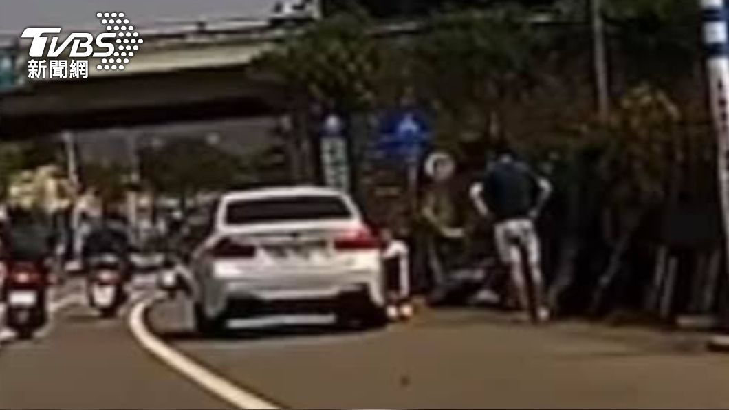 糗了! 男逼女友當街下跪 警稱「烏龍爆料」遭法院打臉
