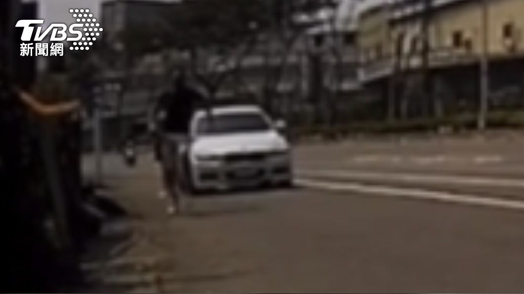 男子不滿遭拍攝,持棍棒追上前找網友理論 (圖/翻攝自爆料公社)