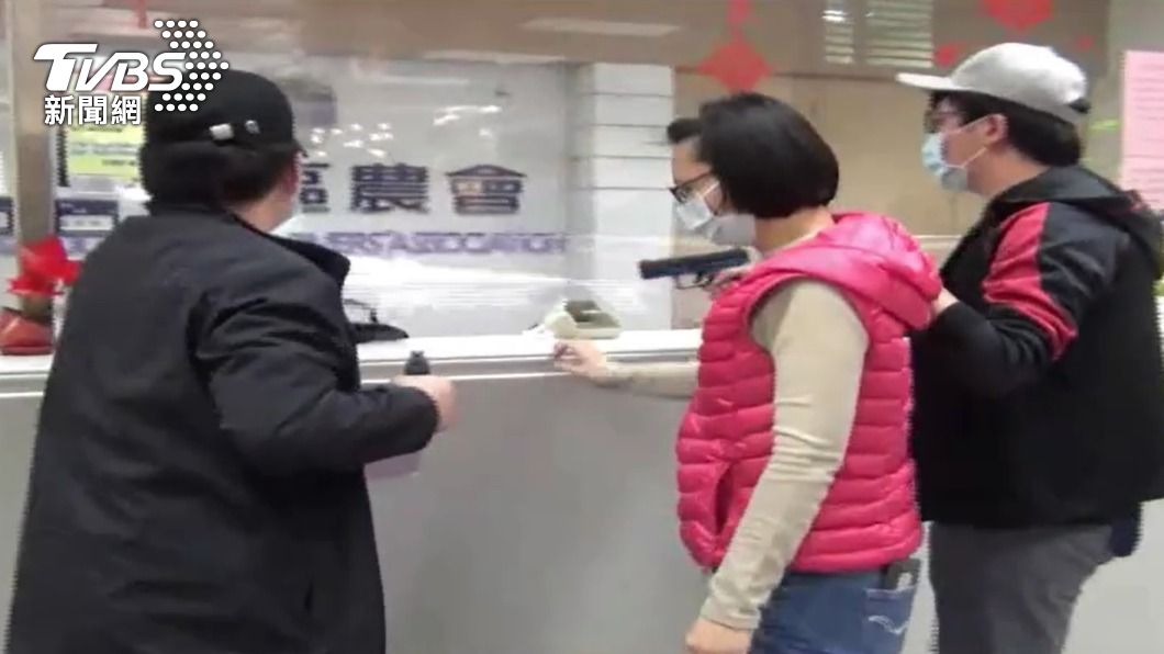 警方模擬歹徒持槍脅持人質行搶。(圖/TVBS)