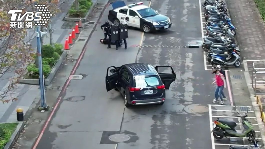 警方出動空拍機,在空中掌握搶匪位置。(圖/TVBS)