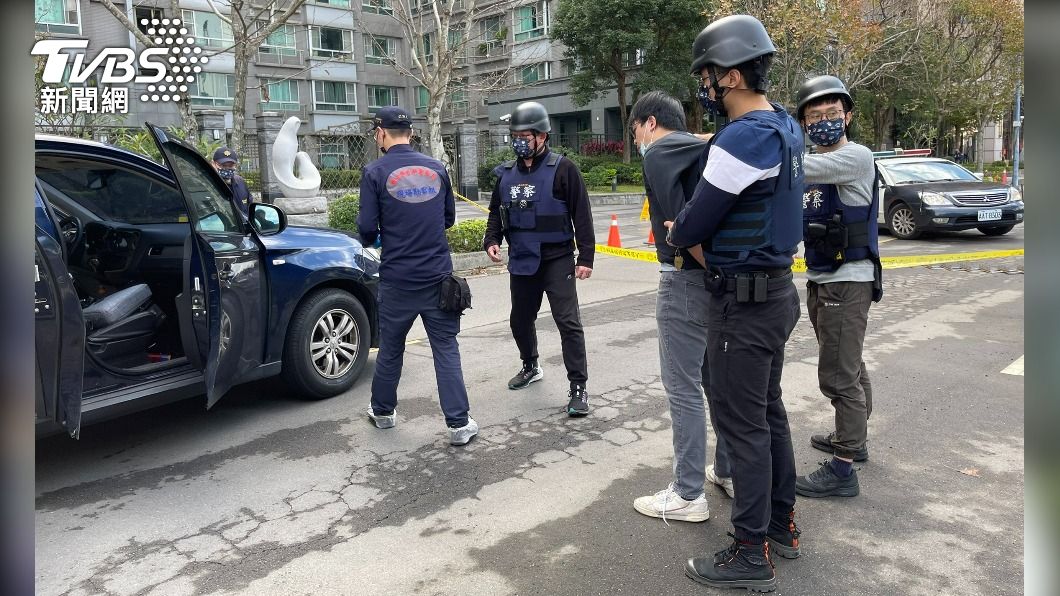 警方順利逮捕2名搶匪,宣告演練正式結束。(圖/TVBS)