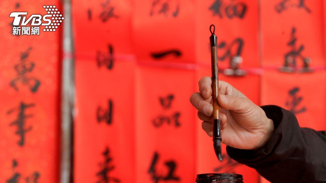 貼春聯是每年農曆新年必做的事情之一。(示意圖/shutterstock達志影像)
