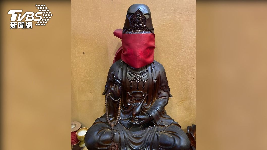 送神後要用紅布包覆神像面容。(圖/Facebook錯別字-賴正鎧)