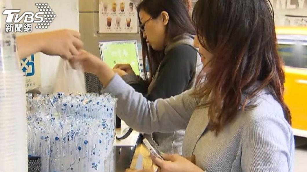 50嵐店員表示，45元以上的飲料加料都不用錢。（示意圖／shutterstock達志影像）