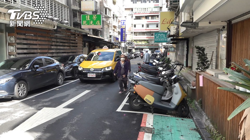有人覺得台灣應減少市區的車口數。（圖／TVBS）