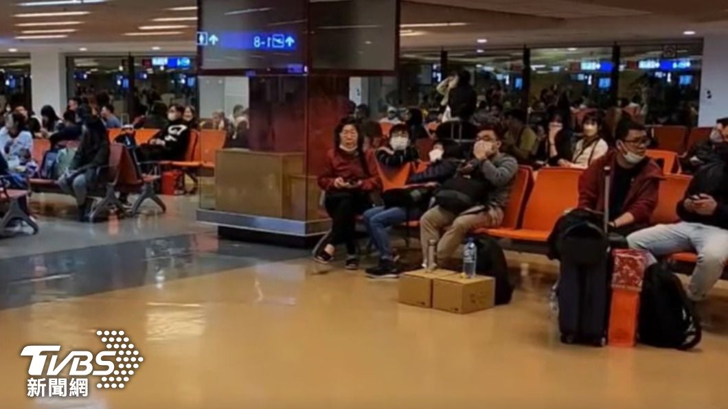 旅客下機等候酷航安排。(圖/TVBS)