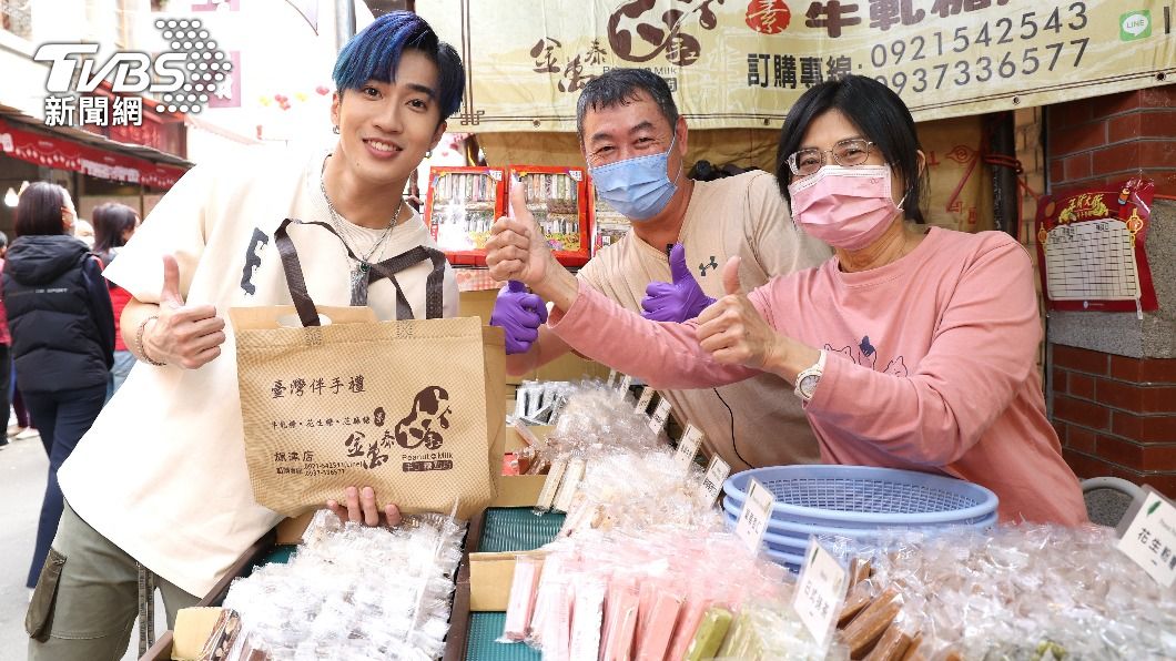 婁峻碩遇到熱情的店家。(圖/梁恩誌攝)