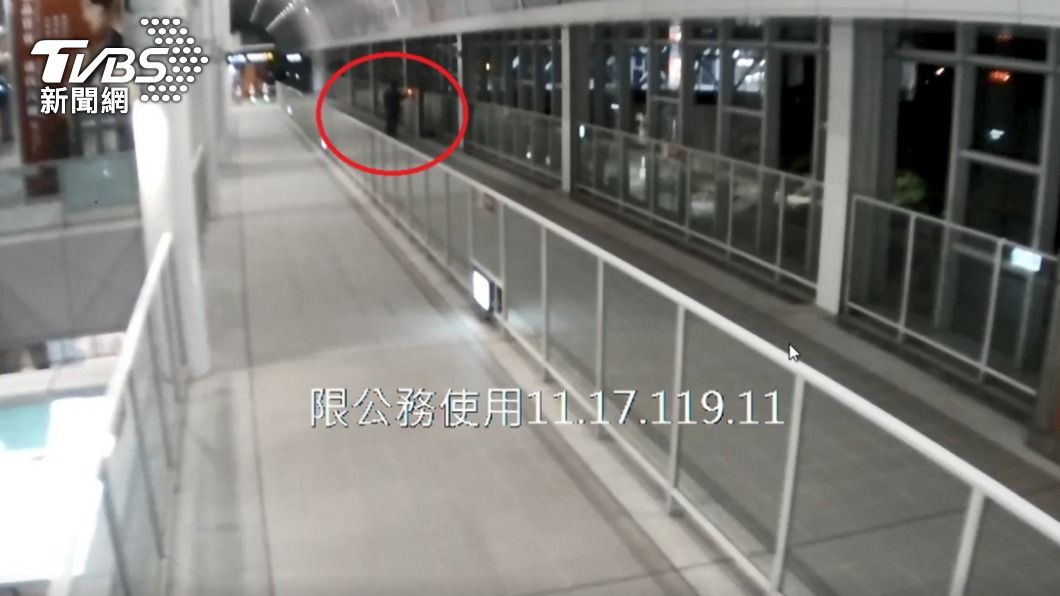 陳男按下消防警報器後嚇得離開。(圖/TVBS)