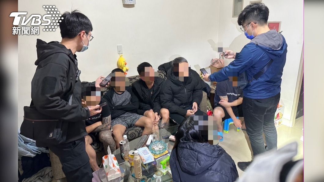 擾鄰!板橋老舊公寓傳惡臭 警登門查緝搗破毒品分裝廠
