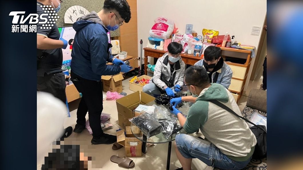 警方在屋內查獲大量毒品。(圖/TVBS)