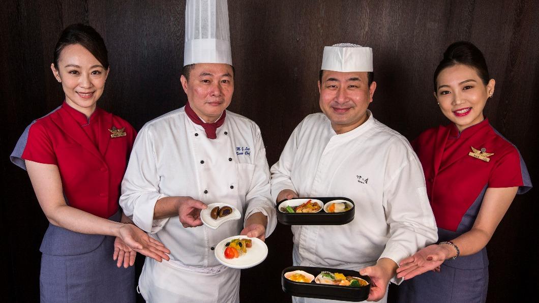 燈燈庵東京本店派駐的日籍料理長廣中新輝(右二)與華膳主廚李明哲(左二)合作研發。(圖/華航提供)