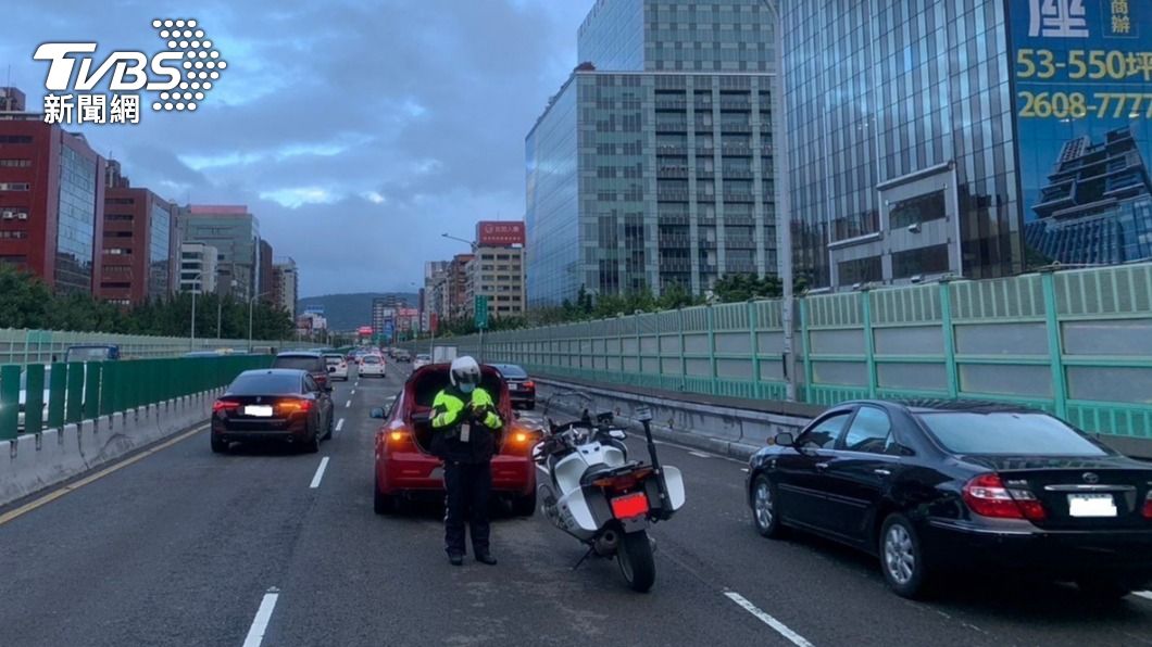 高架道路一撞害別人塞到爆！警教你這幾招「可自行移車」