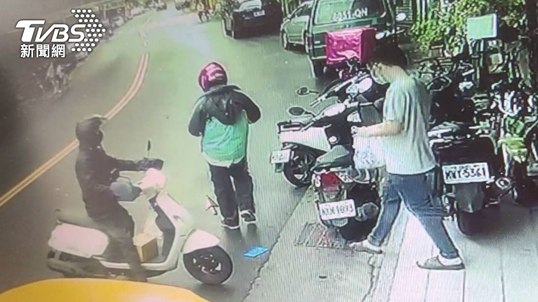這下慘了!外送員掉錢包秒被撿走 警循線逮貪心騎士