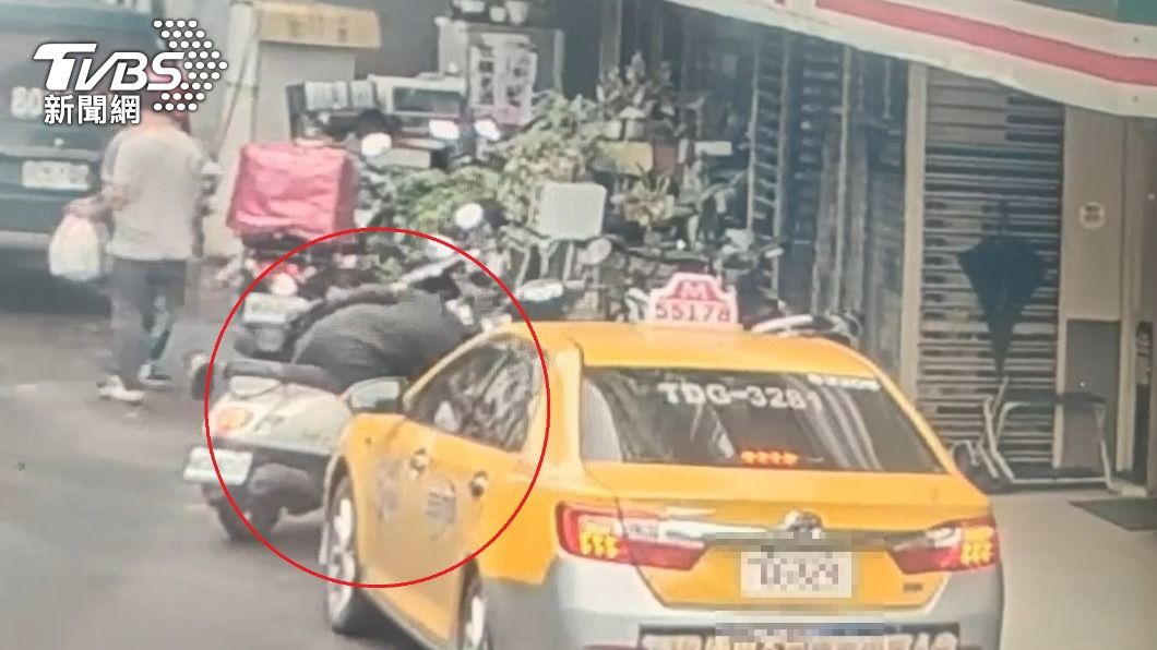 監視器拍下黃男彎腰撿錢包的瞬間。(圖/TVBS)