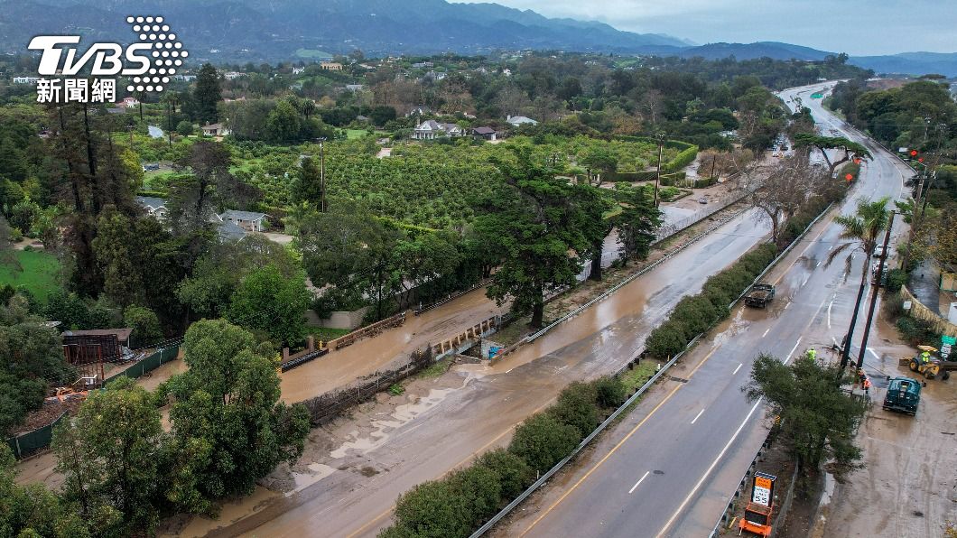 加州大與伴隨土石流,直接把道路變成一條條泥濘不堪的河流。(圖/達志影像美聯社)