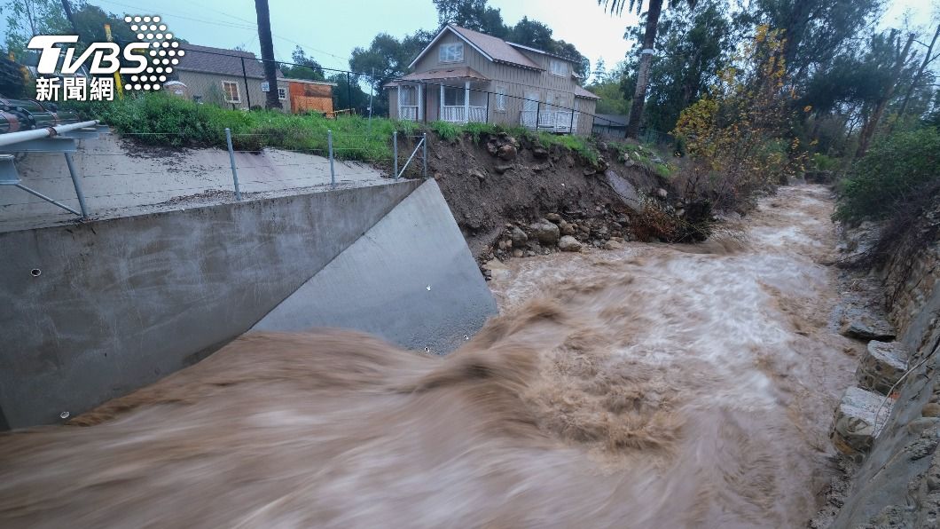 滾滾泥水淹沒道路,一般住宅旁洪水氾濫,迫使成千上萬的加州居民逃離。(圖/達志影像美聯社)