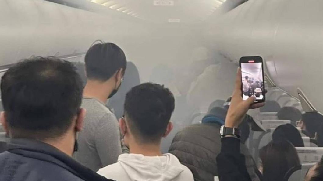 一架酷航班機疑因行動電源閃燃在機艙內引發火勢。(圖/翻攝自記者爆料網)