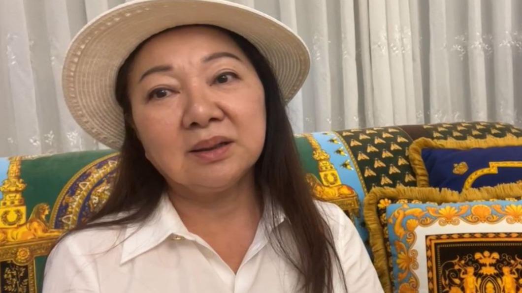 白冰冰開直播,直言相信新團隊的做法。(圖/翻攝自白冰冰臉書)