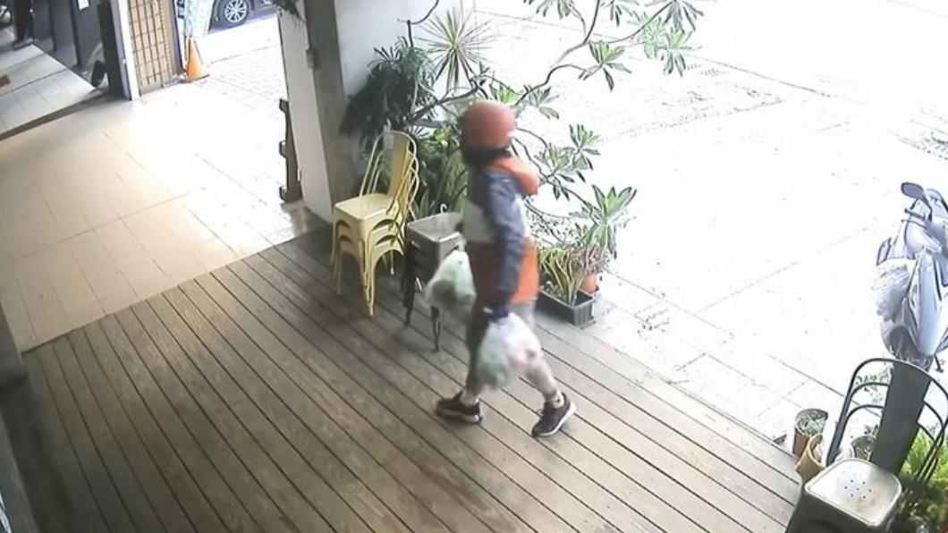 送菜姊把菜拿到店門前放。(圖/翻攝自爆料公社公開版)