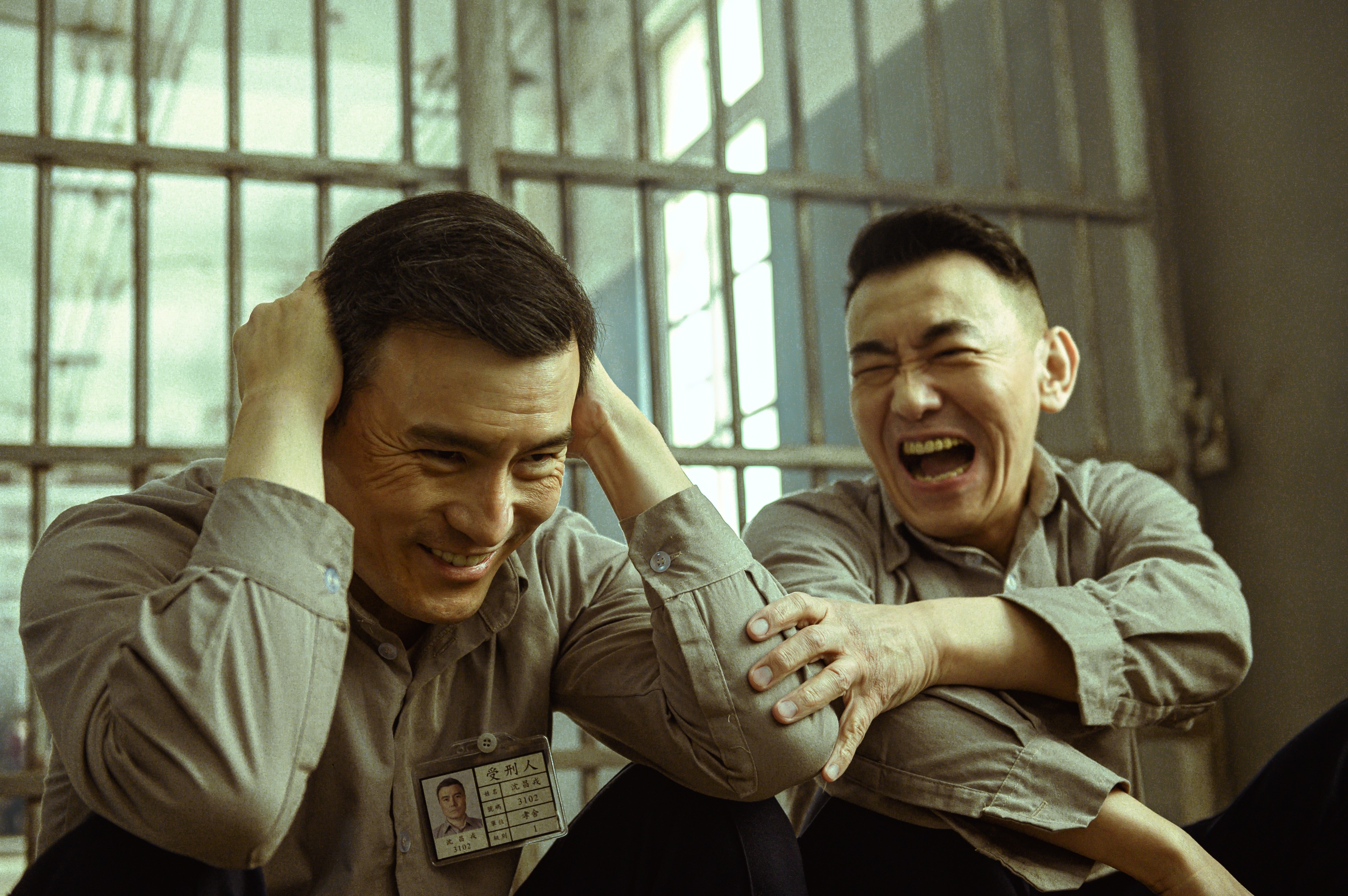 徐亨(右)飾演李銘忠的獄友。(圖/Disney+提供)