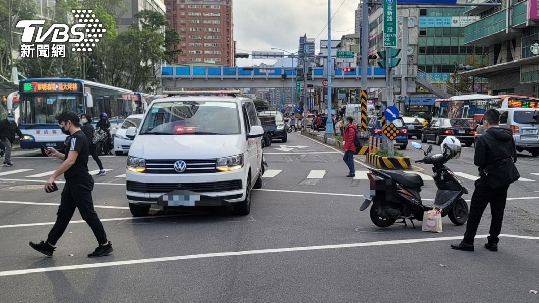 沒聽到歐伊歐伊?救護車載患者紅燈過路口 機車猛撞騎士也傷