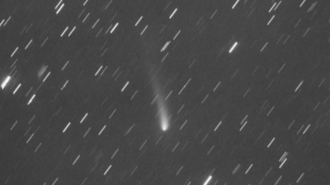 「C/2022 E3」(ZTF）的亮度預計將達到6星等，需在毫無光害下才可見。（圖／翻攝自《space.com》）