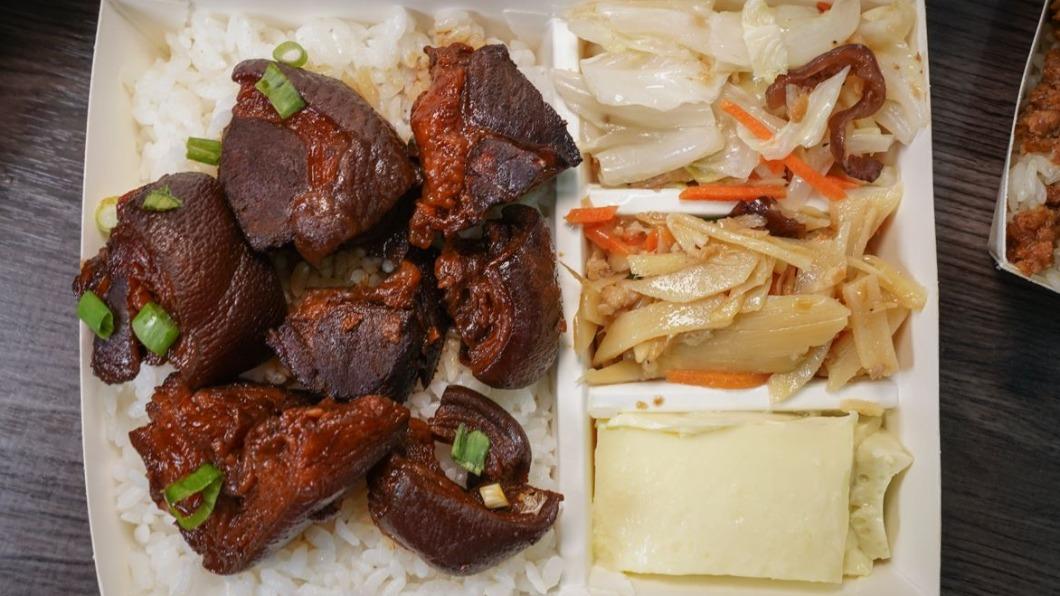 祕製深色滷汁完全滷進豬五花肉之中。（圖／美食好芃友提供）