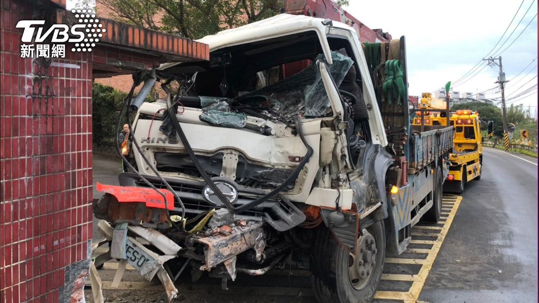 疑不熟路況!淡水大貨車自撞土地公廟 駕駛胸部骨折送醫