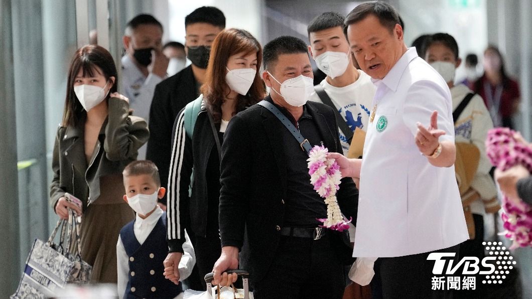 泰國政府官員到機場迎接中國大陸觀光客。(圖/達志影像美聯社)