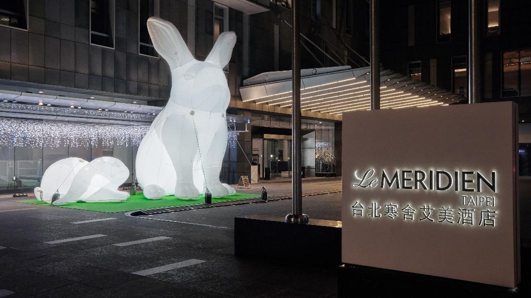 台北寒舍艾美酒店特別與澳洲藝術家Amanda Parer借展其作品《Intrude》。(圖/寒舍艾美提供)