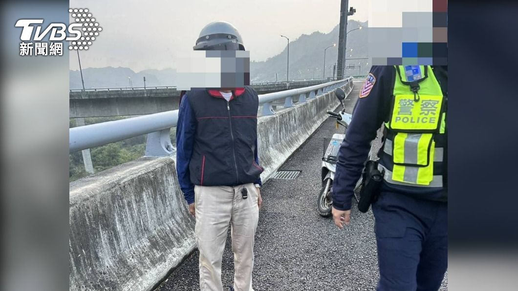 員警將老翁平安帶離國道。(圖/TVBS)