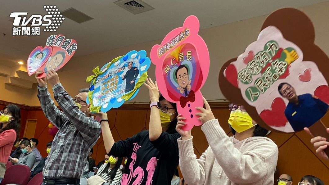 警局同仁對於局長黃宗仁退休相當不捨。（圖／TVBS）