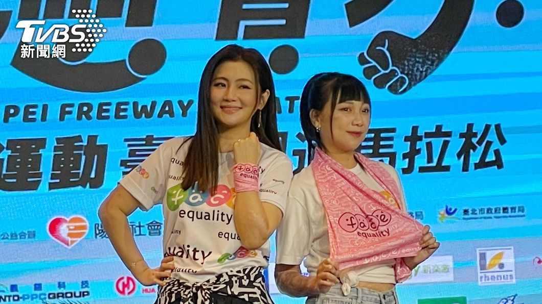Selina（左）替傷友王靖雯打氣，更為她披上臉部平權涼感巾。（圖／陳薈涵攝）
