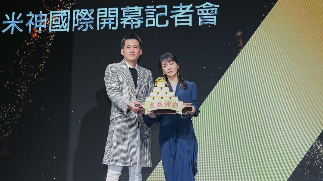 群星瑞智董事長柴智屏(右)贈與CJ ENM Hong Kong董事總經理鄭星勳金磚塔,雙方正式合作。(圖/米神國際提供)