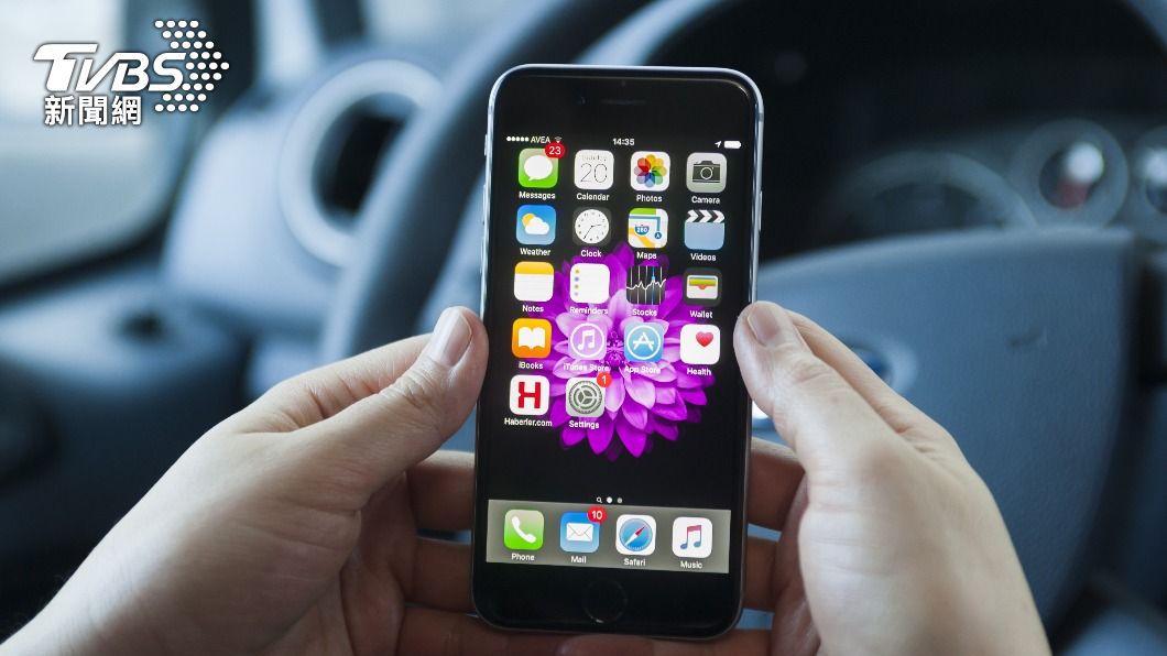 最新的iPhone 14有搭載車禍偵測功能。(示意圖/shutterstock 達志影像)