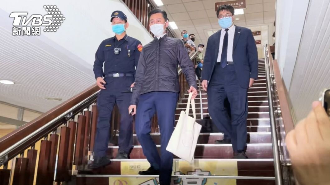 林智堅開完庭後不受訪火速離開。（圖／李昱菫攝）