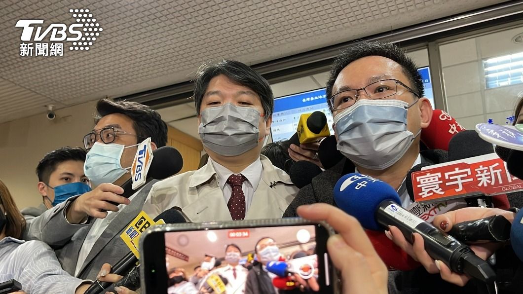 余正煌律師團(左至右)曾威凱、張祐齊、吳俊達。(圖/李昱菫攝)