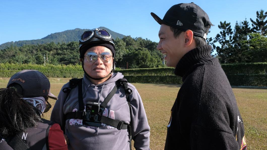 許效舜挑戰滑翔傘。(圖/東森提供)
