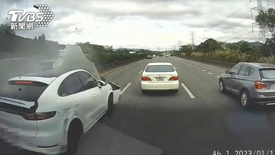 林男駕駛的白車(左)下午1點多在同個地點肇事逃逸。(圖/消防局提供)