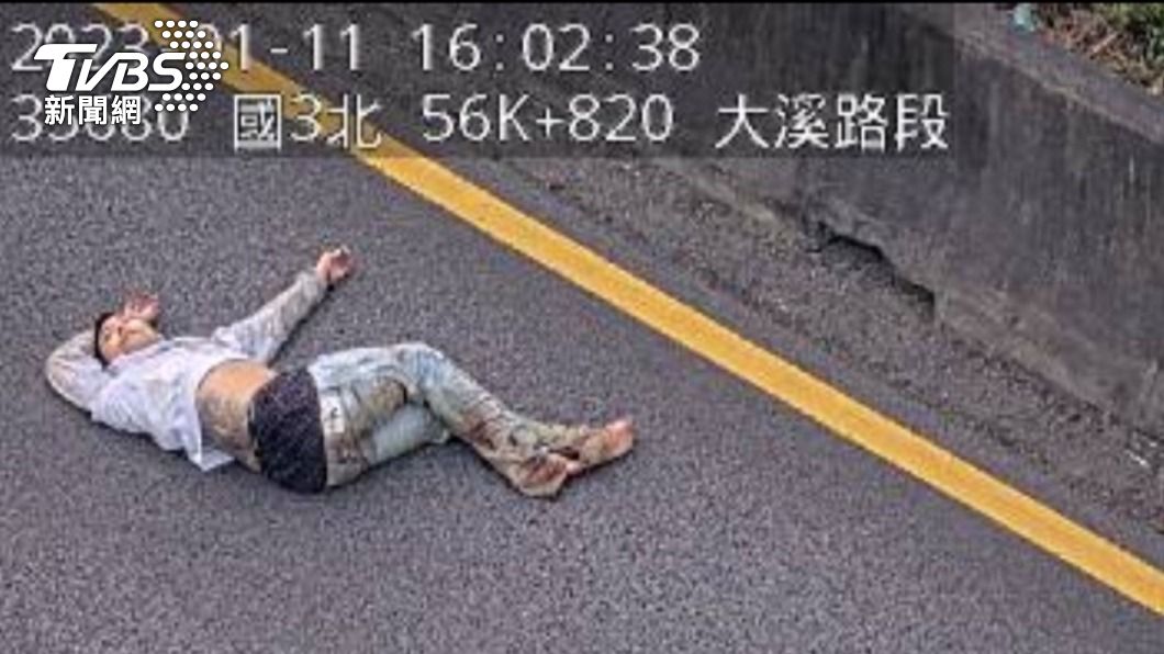 國道2車追撞5人傷 一人甩飛躺車道 一查竟然是行人?!
