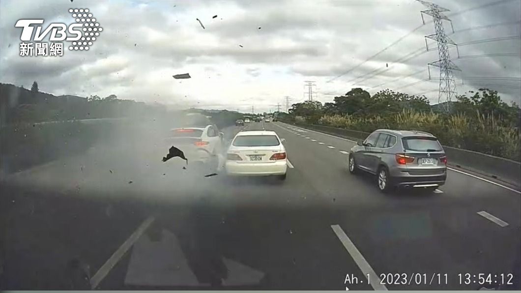 林男駕駛保時捷休旅車高速撞擊後肇事逃逸 (圖/國道第六大隊提供)