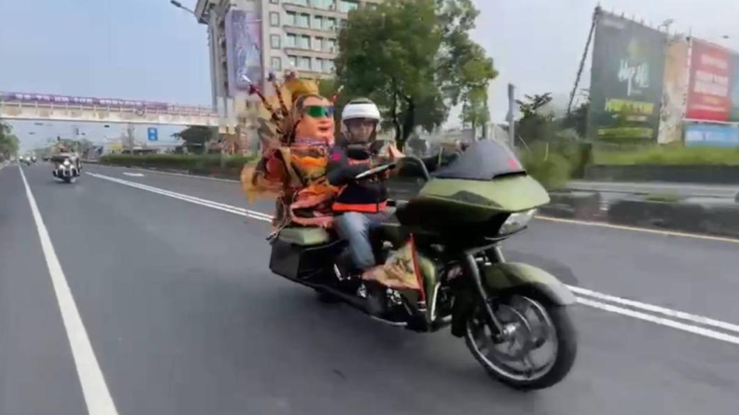 三太子神將騎重機 路人回頭率百分百/圖 九天民俗技藝團提供