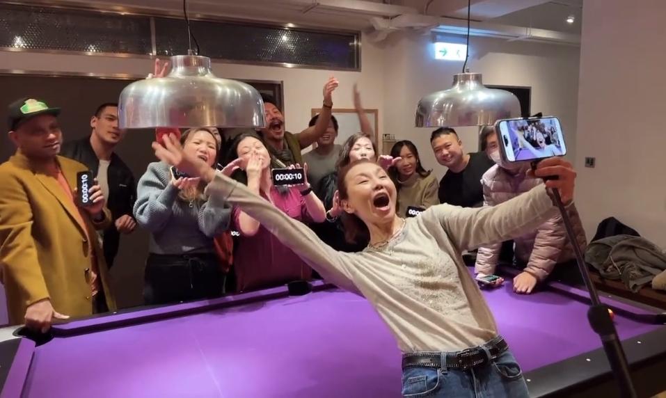 張曼玉與親友跨年。(圖/翻攝自張曼玉抖音)