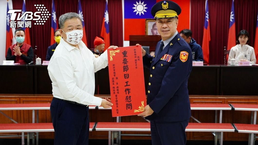 新北市議會議長蔣根煌至新莊分局慰訪辛勤的基層警員。（圖／TVBS）