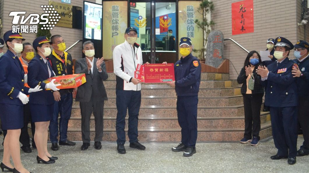 副市長謝政達到板橋分局慰問基層警員。（圖／TVBS）