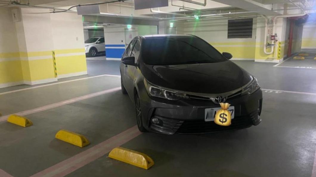 該車橫跨兩個停車格。(圖/翻攝自臉書爆廢公社二館)