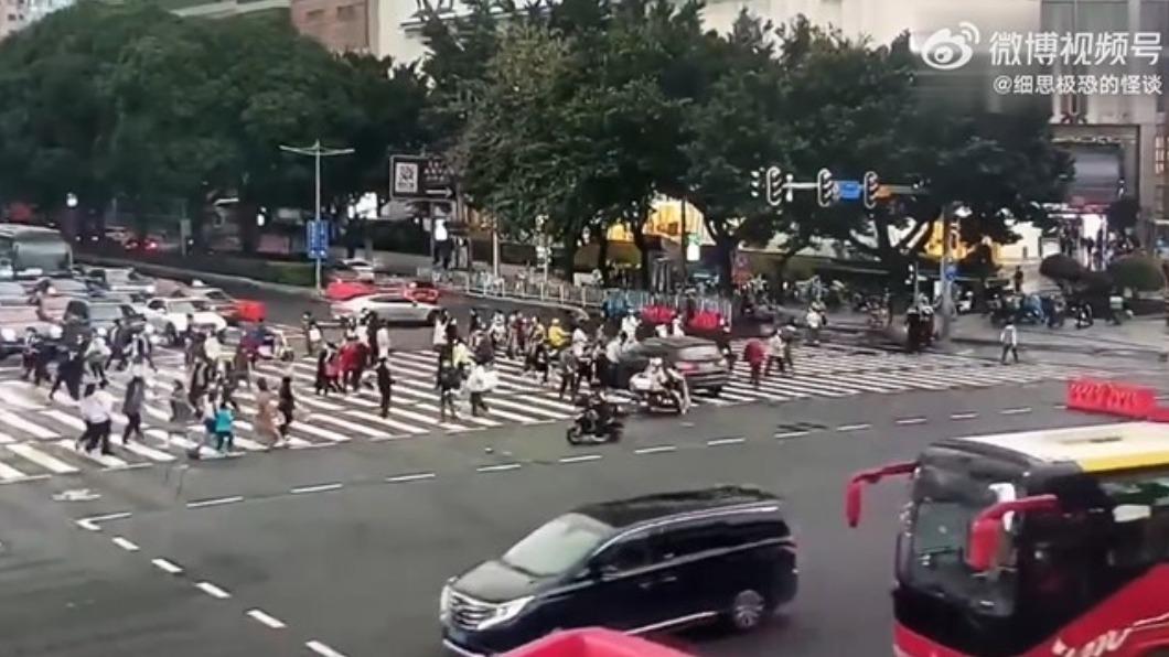 中國大陸廣州年初發生恐怖車禍。(圖/翻攝自@細思極恐的怪談 微博)