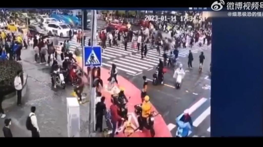 溫男選擇在鬧區行兇。(圖/翻攝自@細思極恐的怪談 微博)